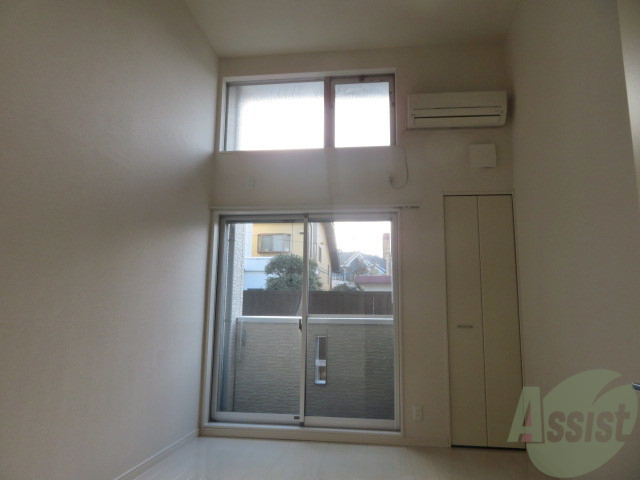 居室・リビング　６．５帖のリビングです。天井が高く、広々としていますね。