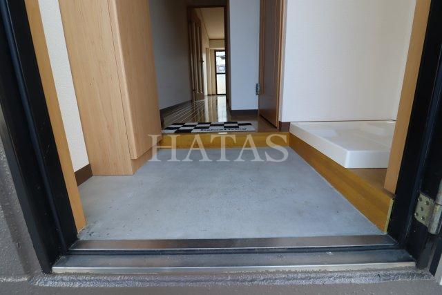 玄関　同物件別部屋です。