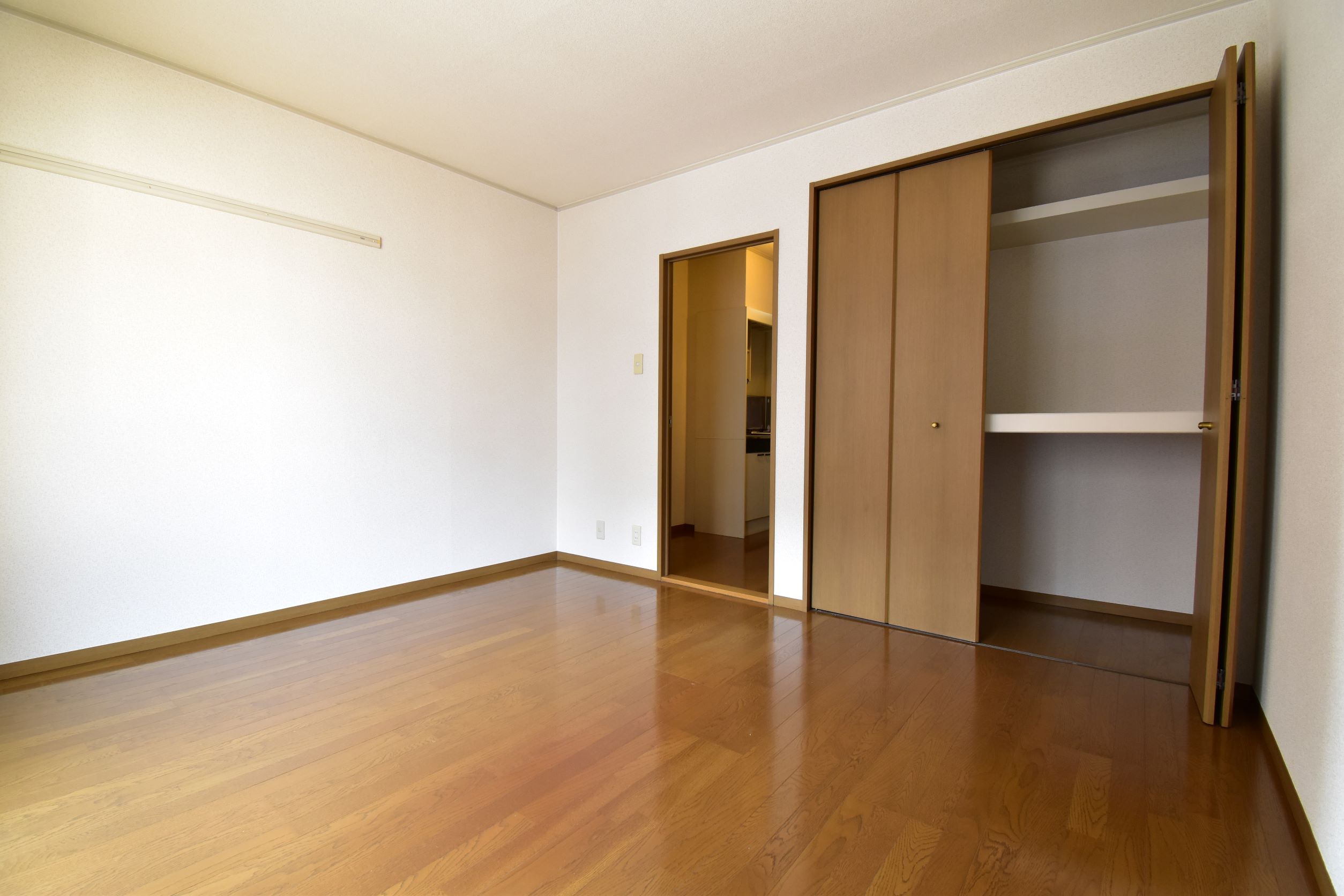 居室・リビング　※同建物の別のお部屋の写真です。