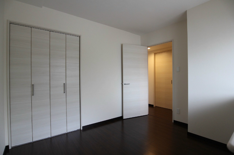 その他部屋・スペース　落ち着きのある寝室はクローゼットも奥行きがあります★