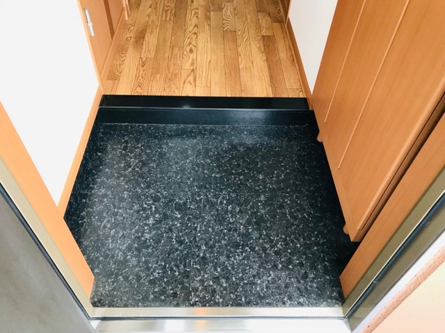玄関　※同タイプの部屋写真です