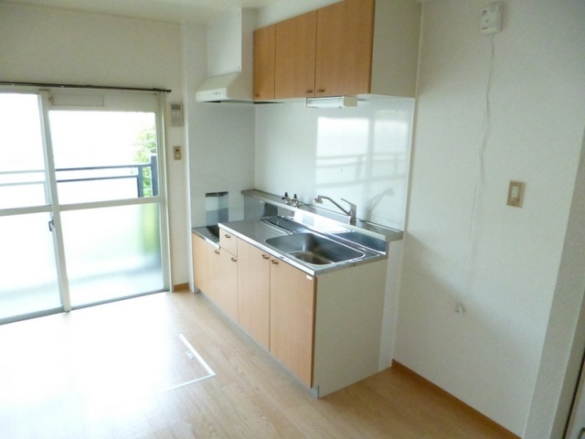 キッチン　バルコニーに面して明るいダイニング♪