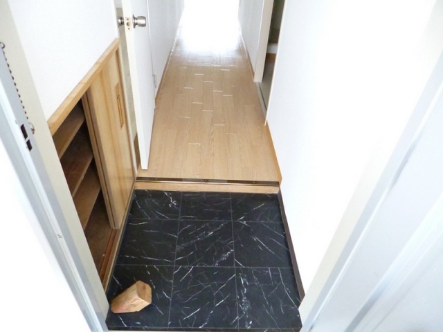 玄関　下駄箱つきのキレイな玄関♪