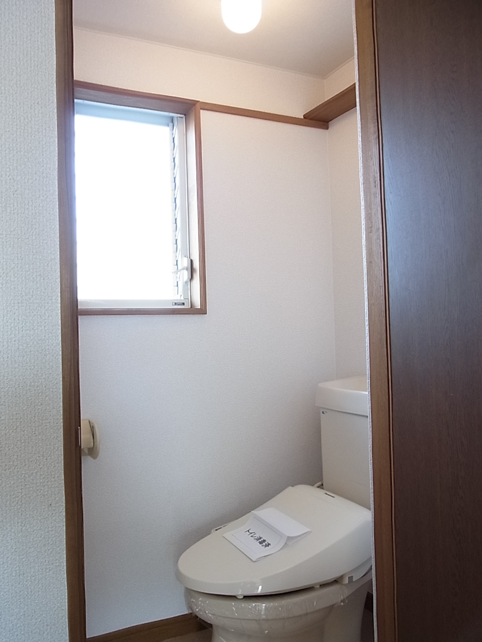 トイレ　もちろん温水洗浄便座付きです。窓も付いてます。