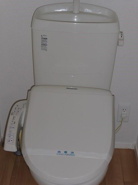 トイレ　落ち着いた色調のトイレです