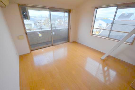 居室・リビング　白を基調とした内装でおしゃれで、落ち着ける空間です。