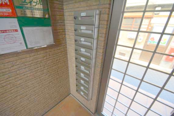 ロビー　ロビーにある各部屋毎のメールボックス。