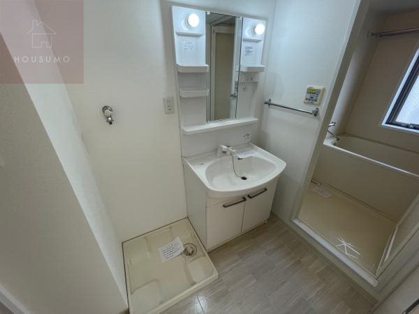 洗面設備　ゆったりとスペースのある洗面所