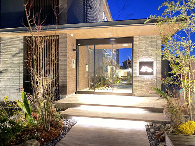 エントランス　階段の間接照明が夜の帰宅をドラマチックに演出