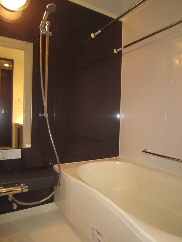 バス・シャワールーム　追い焚き機能、浴室乾燥機付きバス。