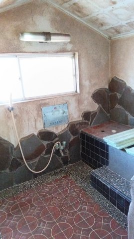 バス・シャワールーム　灯油給湯の立派な浴室です。