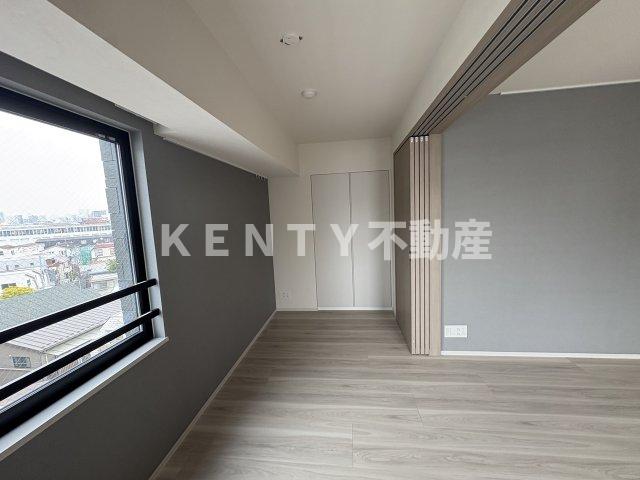 その他部屋・スペース　開放的な寝室です