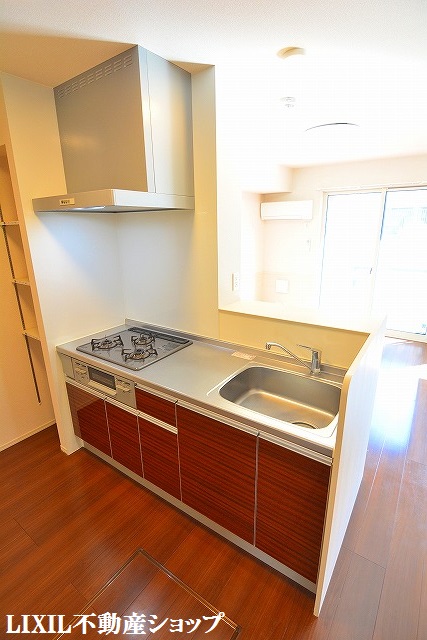 キッチン　３口コンロ・グリル付きのシステムキッチンです。