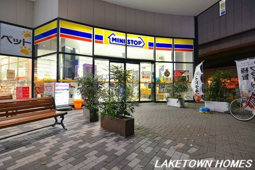 コンビニ　ミニストップイオンレイクタウン店（コンビニ）まで677m
