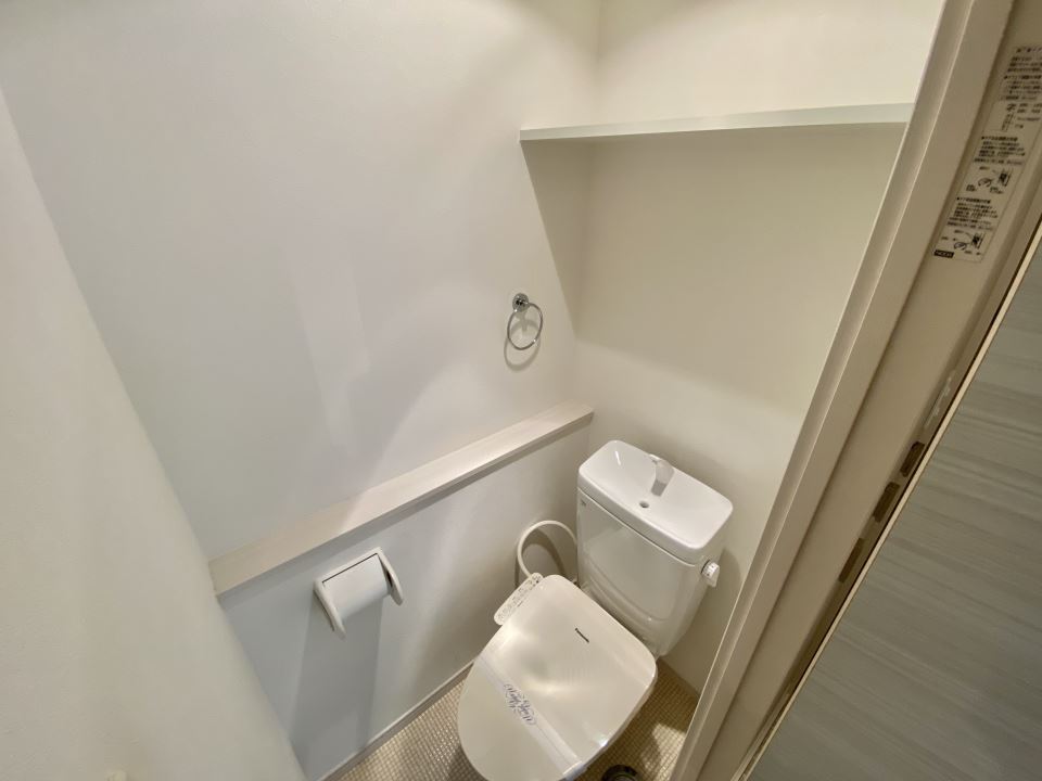 トイレ　温水洗浄便座　棚が便利です