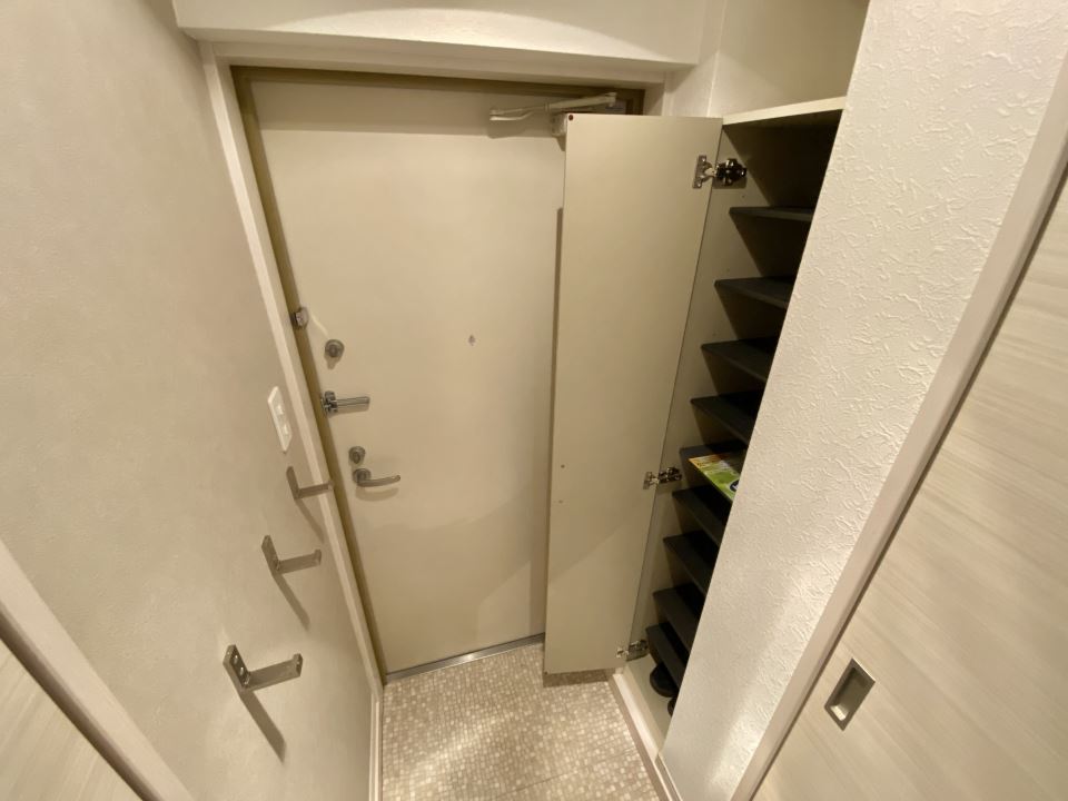 玄関　便利な吊下げフック付とシューズＢＯＸです