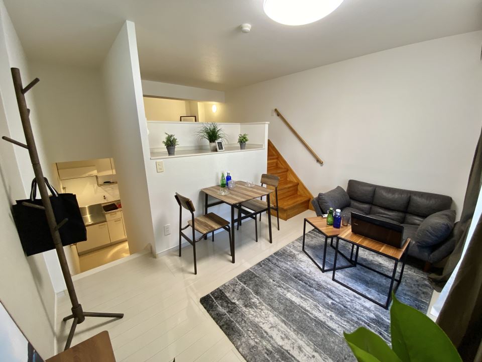 居室・リビング　玄関を上がって７．２畳のリビングです