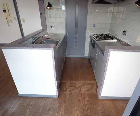 キッチン　３口ガスコンロ付システムキッチンです。