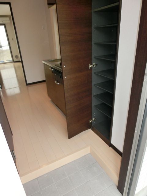 玄関　玄関下駄箱あり