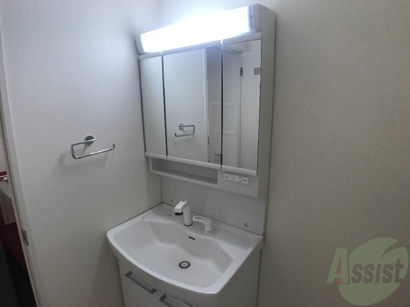 洗面設備　洗面台は大きいので、身支度をする際に便利ですね。