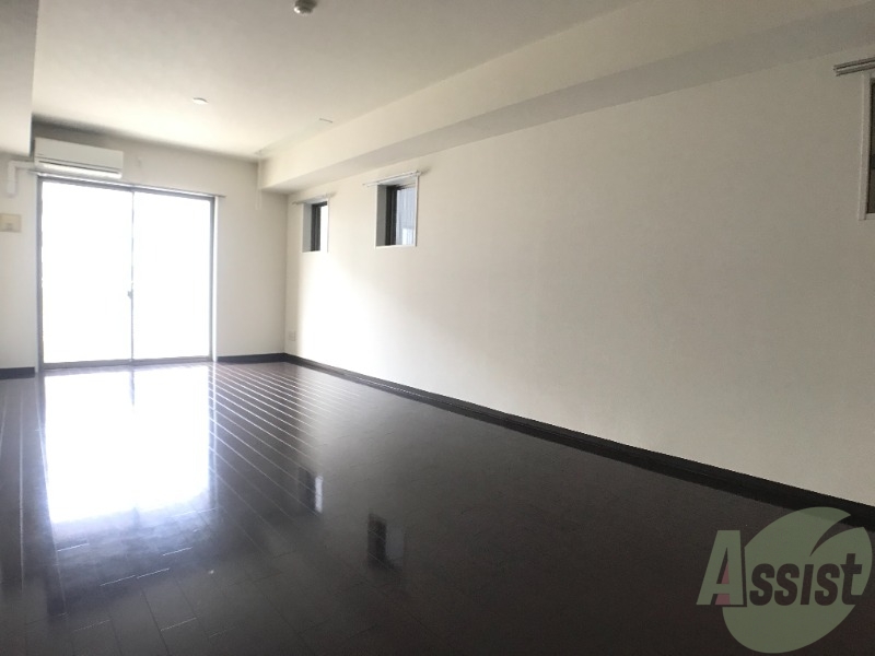 居室・リビング　陽当たりが良く、とても奥行きのあるリビングです。