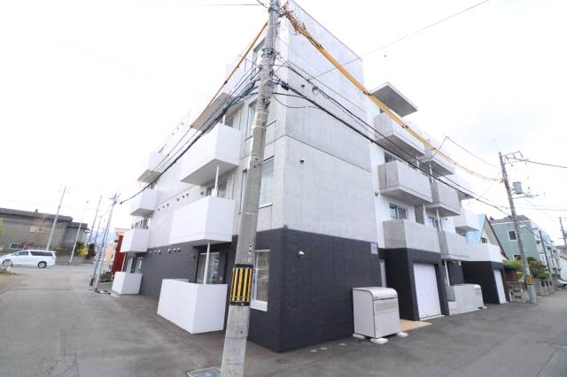 建物外観　４階建ての鉄筋造♪