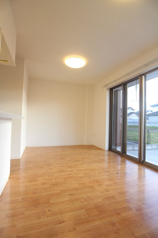 居室・リビング　横長のリビングが明るくて使いやすい