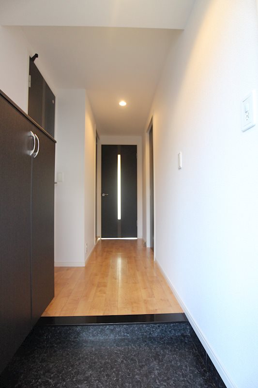 玄関　※別号室の写真です。長い廊下の先にはリビングです