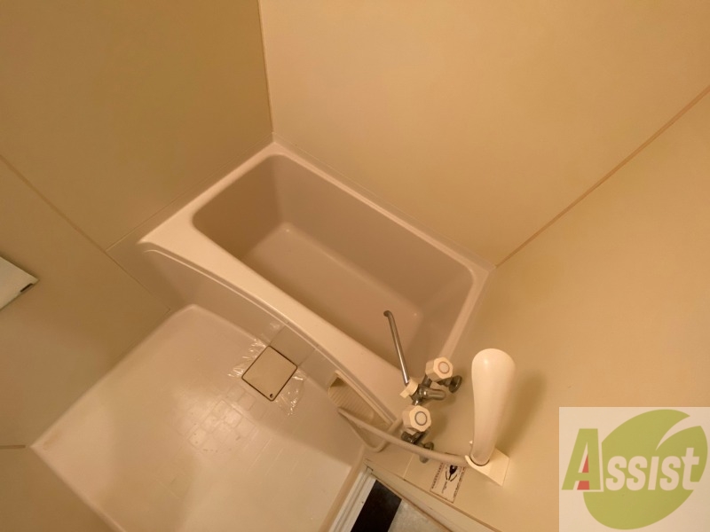 バス・シャワールーム　バスルームは狭すぎず、シャワーも浴びやすそうです。