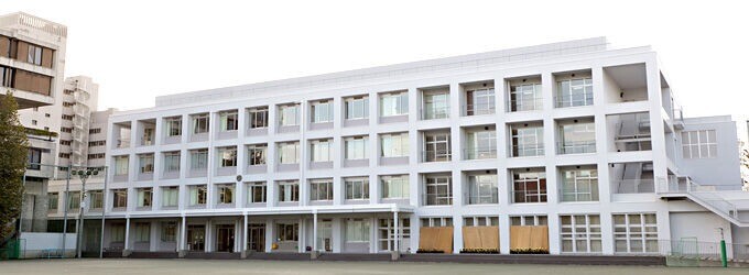 中学校　港区立三田中学校（中学校）まで961m
