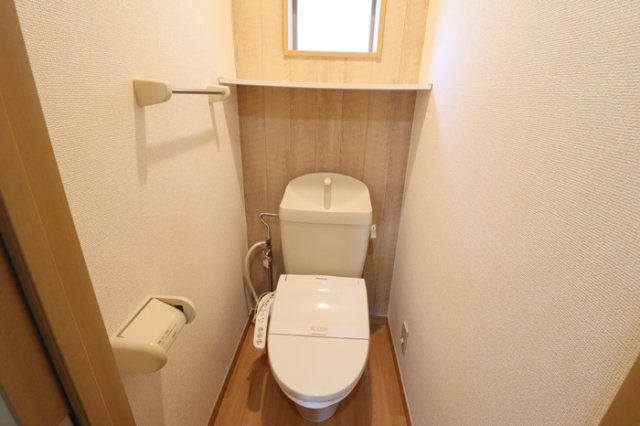 トイレ　もちろん温水洗浄暖房便座です（デザインクロス仕様）