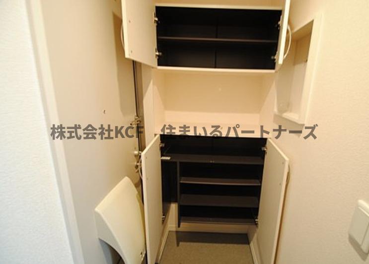 玄関　コンパクトなキッチンで掃除もラクラク