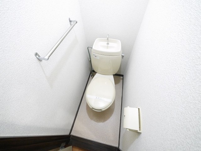 トイレ　落ち着いた色調のトイレです
