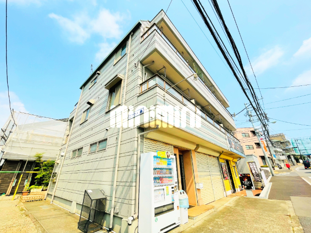 建物外観　１階は住居ではないので、気を使わず過ごせます
