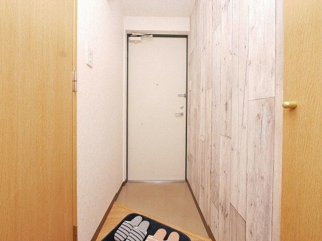 玄関　※写真は別号室です。