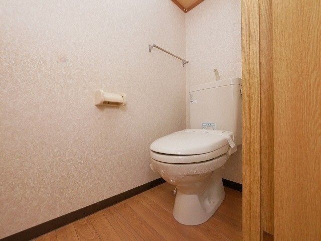 トイレ　※写真は別号室です。