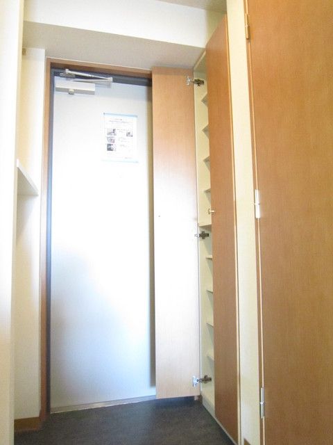 玄関　高さのあるシューズボックス