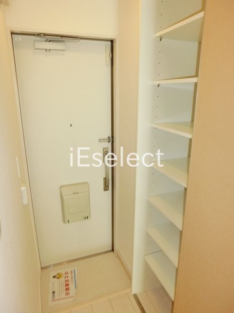 玄関　玄関にはトールタイプのシューズボックス。