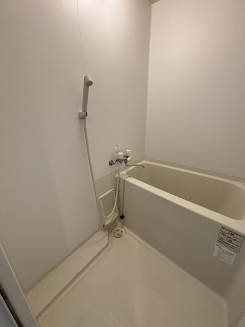 バス・シャワールーム　【浴室】原状回復工事前の写真です