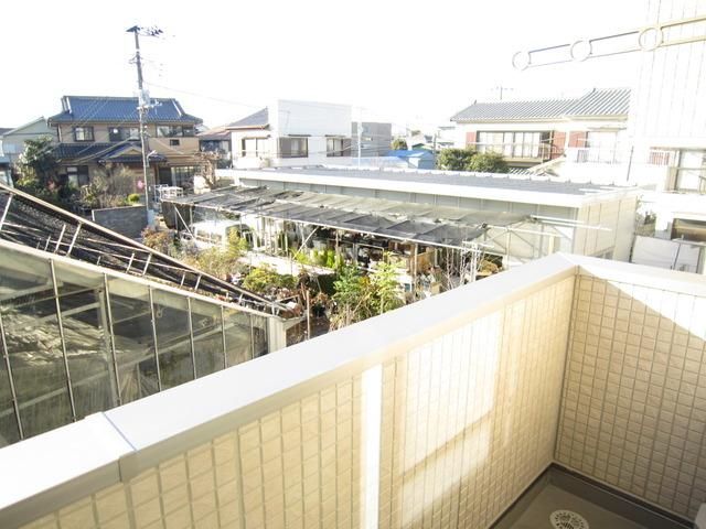 バルコニー　日当たりの良いバルコニー