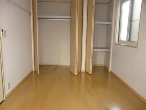 収納　反転間取りの別部屋の写真です。