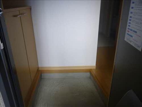 玄関　反転間取りの別部屋の写真です。