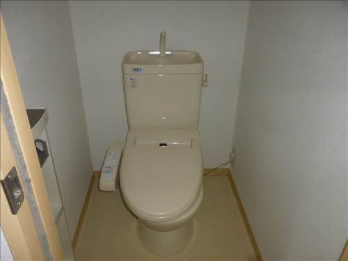 トイレ　反転間取りの別部屋の写真です。