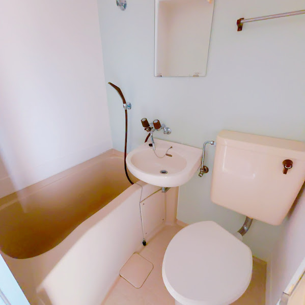 バス・シャワールーム　コンパクトで使いやすいシャワー浴室とトイレです