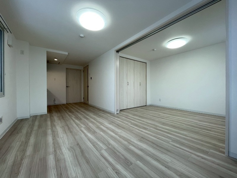 居室・リビング　木目のフローリングは落ち着きのある印象のお部屋になりますね。