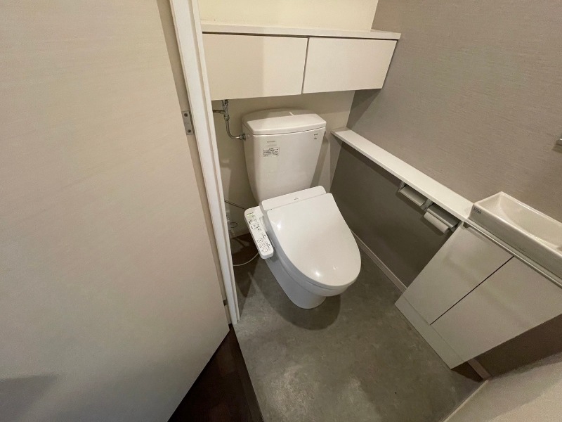 トイレ　トイレには手洗い場も付いていて便利です。
