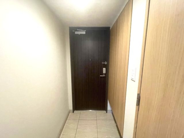 玄関　イメージとして同マンション他部屋を表示しています