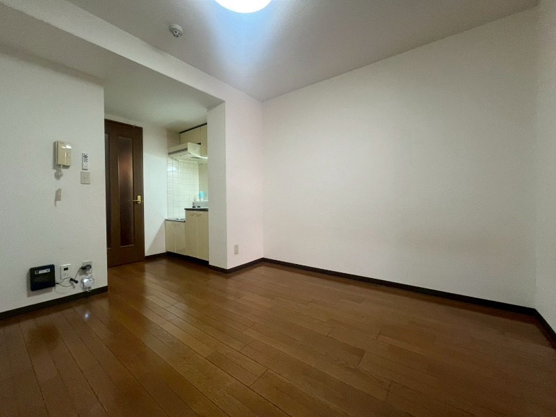 居室・リビング　木目のフローリングは落ち着きのある印象のお部屋になりますね。