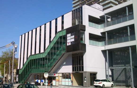 ドラックストア　ココカラファイン 灘駅前店（ドラッグストア）まで517m