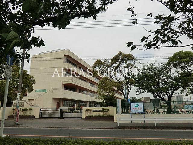 小学校　三郷市立彦郷小学校（小学校）まで831m